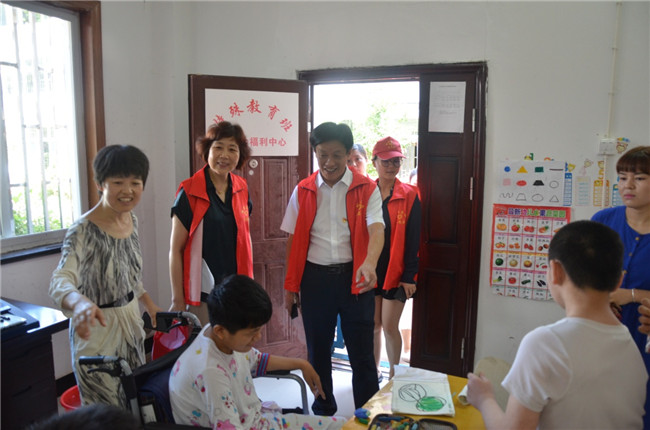 城投集團(tuán)開展“傳承紅色基因，敬老愛幼先行” 現(xiàn)場獻(xiàn)愛心活動