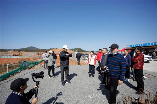記者節(jié)：媒體聚焦昌南新區(qū)、城投集團重點項目建設(shè)工地